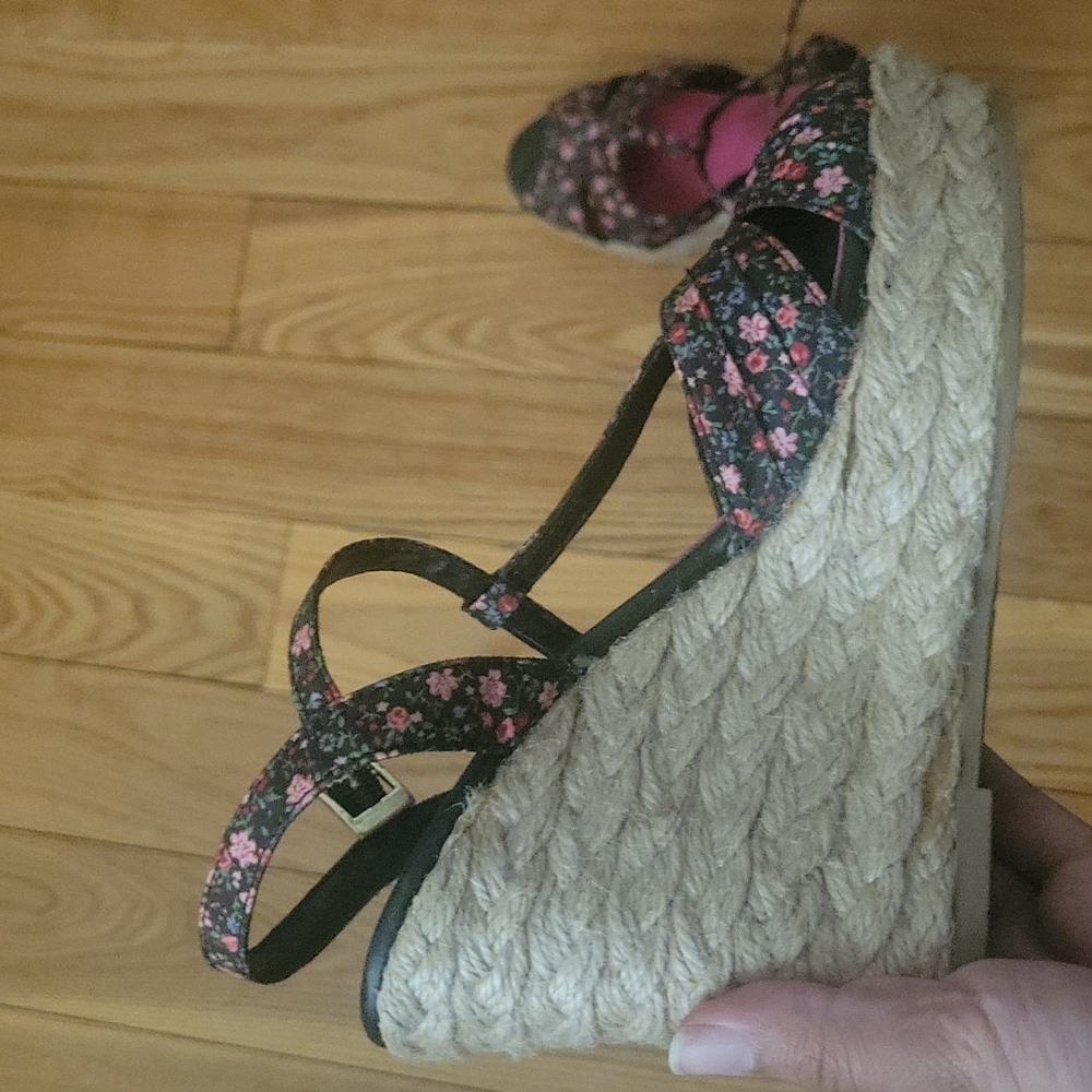 American Eagle Floral Wedges size 7